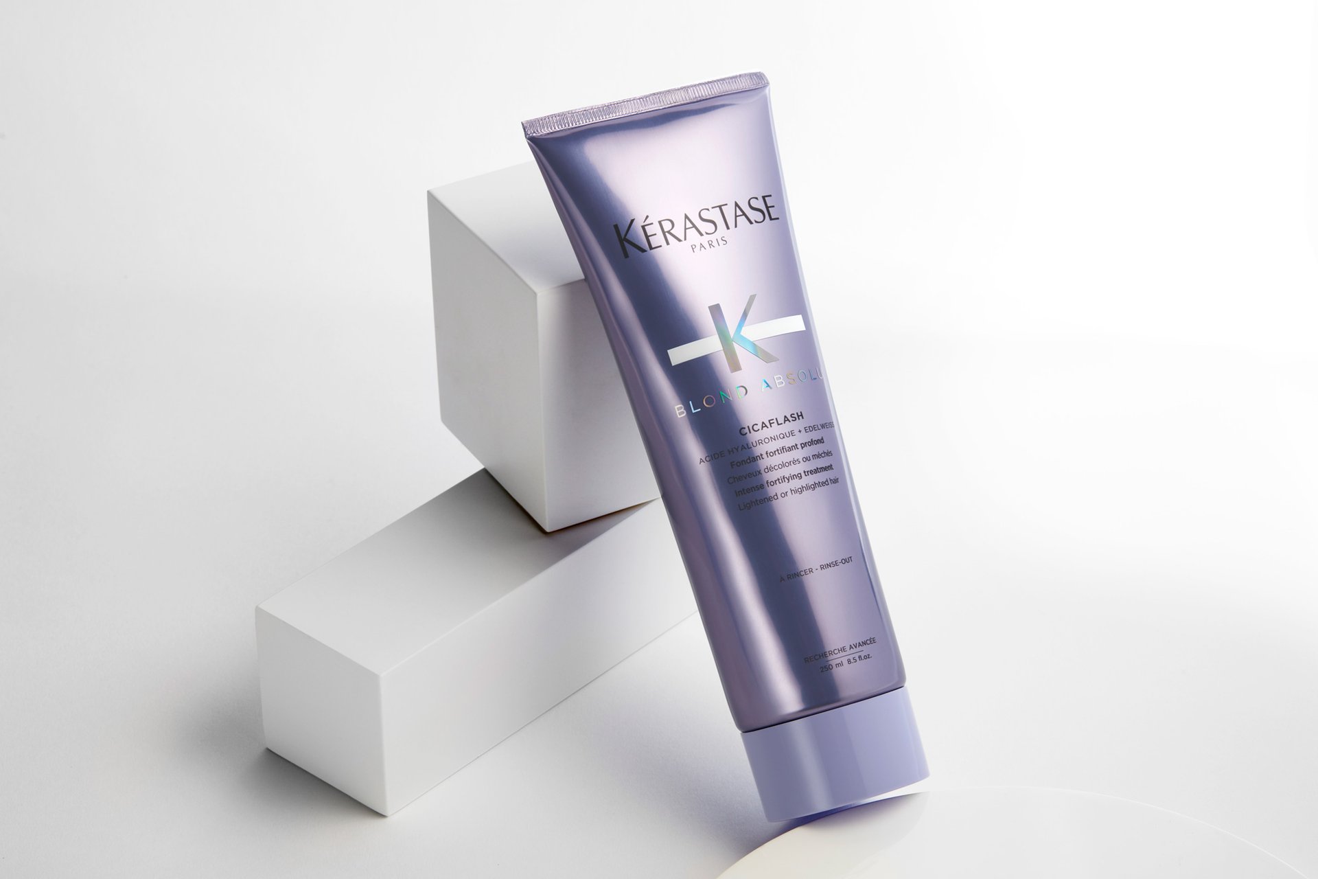 Emily-Ratajkowski-goes-blonde-Blond-Absolu-Article-Center-09-Kerastase
