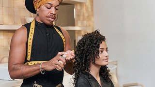 comment kerastase prend soin de vos boucles en salon et a la maison