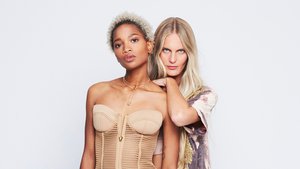 zwei Frauen mit Blond gefärbtem Haar